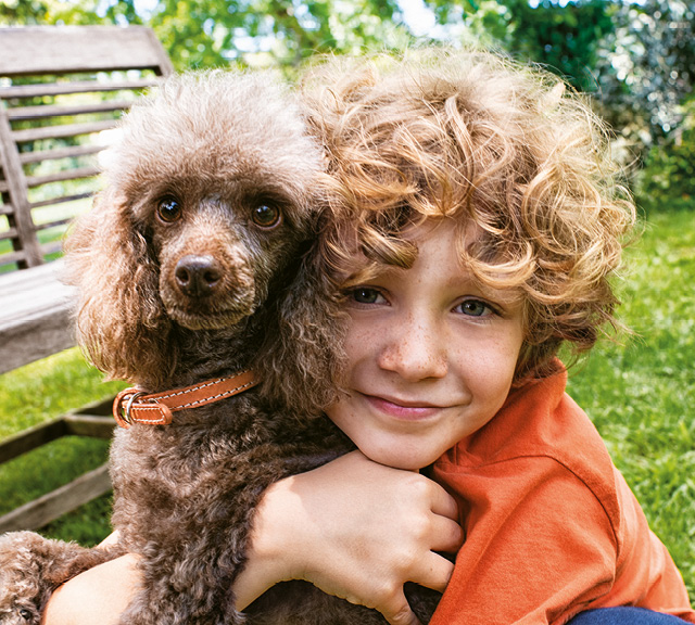 hond en kind knuffelen